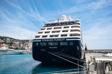 Nice, Fransa - 25 Mayıs 2024: Fransız Rivierası 'ndaki Nice limanında gemi turu