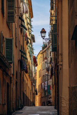 Old Nice 'in resimli sokakları, Fransa' nın güneyinde.