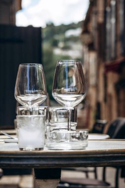 Fransa 'nın güneyindeki bir restoranın terasına masa kur.