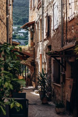 Fransa 'nın güneyindeki Tourrettes-sur-Loup' un göz kamaştırıcı bir köyü.