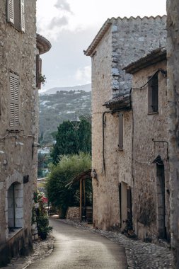 Fransa 'nın güneyinde, gün batımında Saint Paul de Vence' in göz kamaştırıcı bir köyü.