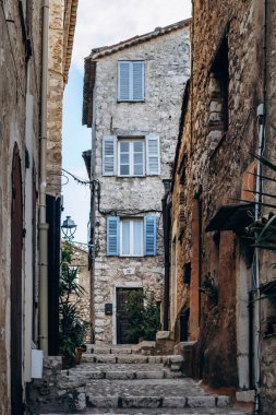 Fransa 'nın güneyinde, gün batımında Saint Paul de Vence' in göz kamaştırıcı bir köyü.