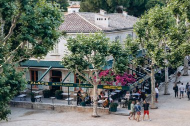 Saint Paul de Vence, Fransa - 1 Haziran 2024: Fransa 'nın güneyinde, gün batımında Saint Paul de Vence' in büyüleyici resimli köyü
