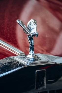 Saint-Paul-de-Vence, Fransa - 1 Haziran 2024: Kırmızı bir Rolls Royce 'un yakın çekimi