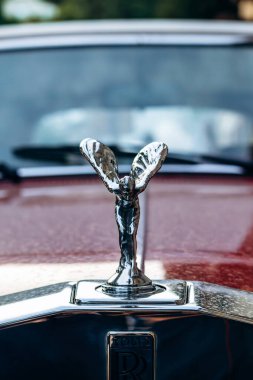 Saint-Paul-de-Vence, Fransa - 1 Haziran 2024: Kırmızı bir Rolls Royce 'un yakın çekimi
