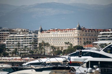 Cannes, Fransa - 1 Ağustos 2024: Cannes, Croisette 'deki ünlü Carlton Oteli