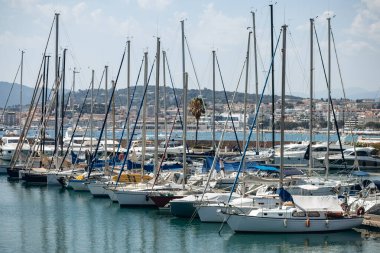 Fransız Rivierası 'ndaki Cannes körfezinde tekne ve yatlar.