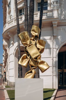 Cannes, Fransa - 1 Ağustos 2024: Laurence JENK 'in Croisette seti üzerindeki Cannes' ın merkezinde bulunan heykeli