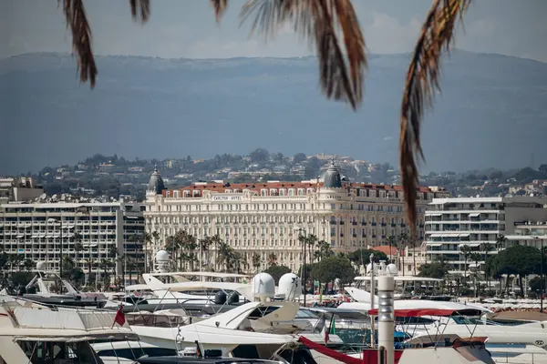 Cannes, Fransa - 1 Ağustos 2024: Cannes, Croisette 'deki ünlü Carlton Oteli