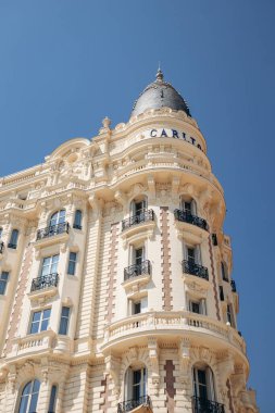 Cannes, Fransa - 1 Ağustos 2024: Cannes, Croisette 'deki ünlü Carlton Oteli