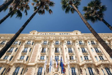 Cannes, Fransa - 1 Ağustos 2024: Cannes, Croisette 'deki ünlü Carlton Oteli