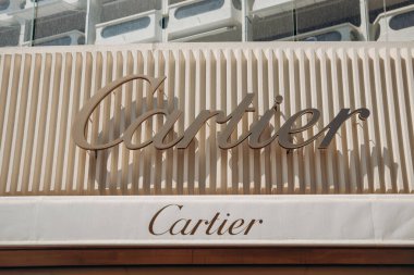 Cannes, Fransa - 1 Ağustos 2024: Cannes 'daki Cartier butik tabelası