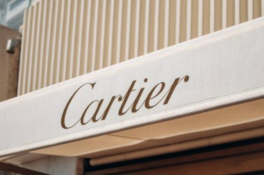 Cannes, Fransa - 1 Ağustos 2024: Cannes 'daki Cartier butik tabelası