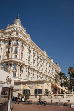 Cannes, Fransa - 1 Ağustos 2024: Cannes, Croisette 'deki ünlü Carlton Oteli