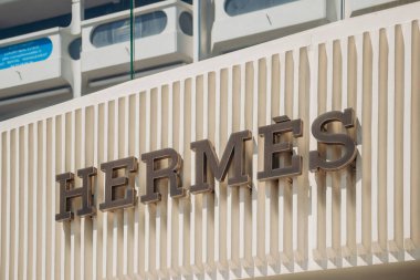 Cannes, Fransa - 1 Ağustos 2024: Cannes 'daki Hermes butiğinin imzası
