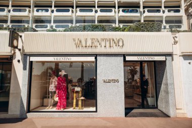 Cannes, Fransa - 1 Ağustos 2024: Cannes 'daki Valentino butiğinin cephesi