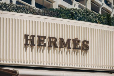 Cannes, Fransa - 1 Ağustos 2024: Cannes 'daki Hermes butiğinin imzası