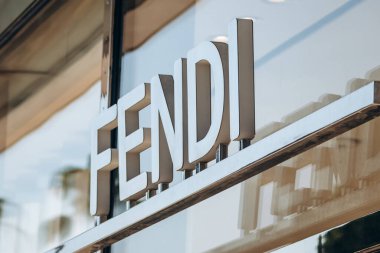 Cannes, Fransa - 1 Ağustos 2024: Cannes 'da Fendi butik tabelası