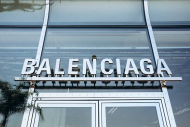 Cannes, Fransa - 1 Ağustos 2024: Cannes 'da Balenciaga butik tabelası