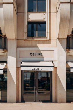 Cannes, Fransa - 1 Ağustos 2024: Cannes 'daki Celine butiğinin cephesi