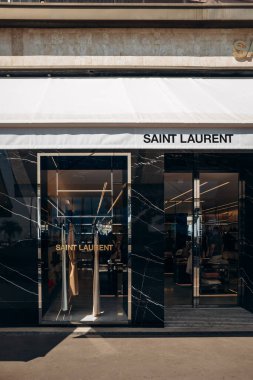 Cannes, Fransa - 1 Ağustos 2024: Cannes, Cannes 'daki Saint Laurent butiği