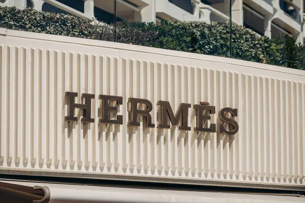 Cannes, Fransa - 1 Ağustos 2024: Cannes 'daki Hermes butiğinin imzası