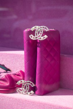 Cannes, Fransa - 1 Ağustos 2024: Cannes 'da bir butik vitrininde Chanel aksesuarları