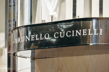 Cannes, Fransa - 1 Ağustos 2024: Cannes 'da Brunello Cucinelli butik tabelası