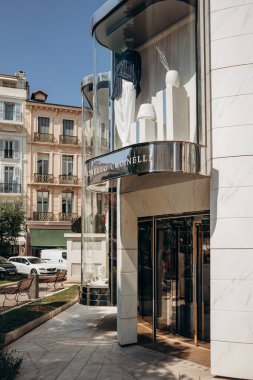 Cannes, Fransa - 1 Ağustos 2024: Cannes 'daki Brunello Cucinelli butiğinin vitrinleri