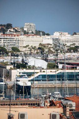 Cannes, Fransa - 1 Ağustos 2024: Fransız Rivierası 'nın merkezi Cannes manzarası