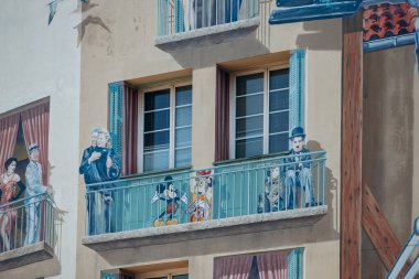 Cannes, Fransa - 1 Ağustos 2024: Trompe l 'oeil etkisi ve film karakterleriyle ünlü Cannes cephesi