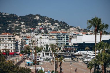 Cannes, Fransa - 1 Ağustos 2024: Fransız Rivierası 'nın merkezi Cannes manzarası