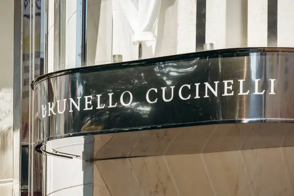 Cannes, Fransa - 1 Ağustos 2024: Cannes 'da Brunello Cucinelli butik tabelası