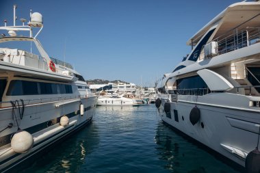 Cannes, Fransa - 1 Ağustos 2024: Cannes Limanı, Fransız Rivierası