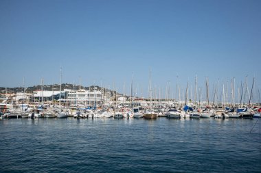 Cannes, Fransa - 1 Ağustos 2024: Cannes Limanı, Fransız Rivierası