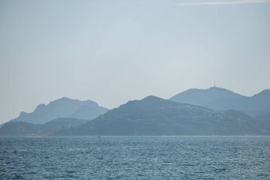 Fransız Rivierası 'ndaki Cannes' dan deniz ve dağların manzarası