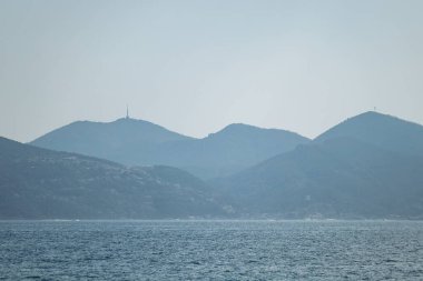 Fransız Rivierası 'ndaki Cannes' dan deniz ve dağların manzarası