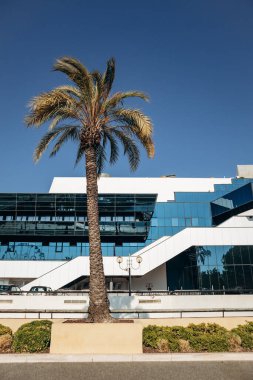 Cannes, Fransa - 1 Ağustos 2024: Cannes şehir merkezindeki ünlü Palais des Festivals