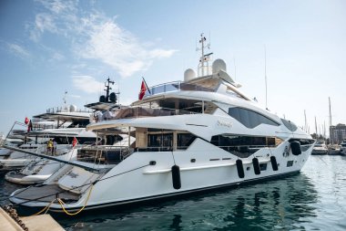 Cannes, Fransa - 1 Ağustos 2024: Cannes limanında güzel bir yat