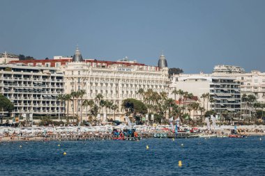 Cannes, Fransa - 1 Ağustos 2024: Cannes, Croisette 'deki ünlü Carlton Oteli