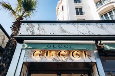 Cannes, Fransa - 1 Ağustos 2024: Cannes 'da Gucci butik tabelası