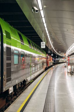 Viyana, Avusturya - 5 Ağustos 2024: Şehir Havaalanı Treni (CAT), durmaksızın Viyana 'ya havalimanı transferi