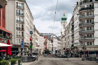 Viyana, Avusturya - 5 Ağustos 2024: Viyana 'nın merkezinde güzel bir cadde