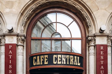 Viyana, Avusturya - 6 Ağustos 2024: Viyana 'daki ünlü Cafe Central' ın işareti