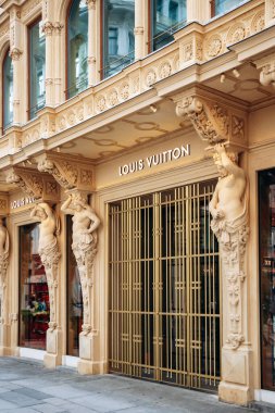 Viyana, Avusturya - 5 Ağustos 2024 Viyana 'nın merkezindeki Louis Vuitton butiğinin cephesi