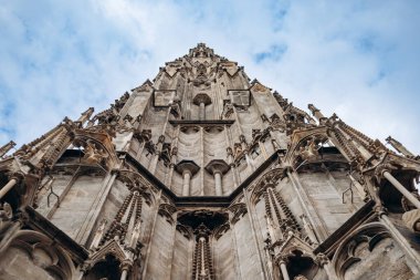St. Stephen Katedrali, Viyana 'nın en bilinen manzarası ve Avusturya' nın en uzun kilisesi.