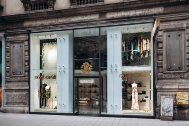 Viyana, Avusturya - 5 Ağustos 2024: Viyana 'nın merkezindeki Roberto Cavalli butiğinin cephesi