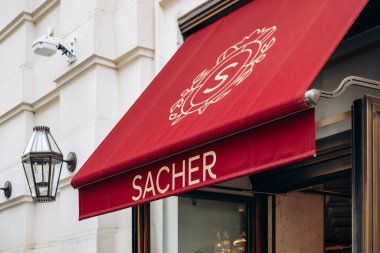 Viyana, Avusturya - 5 Ağustos 2024: Viyana 'daki ünlü Cafe Sacher' ın işareti