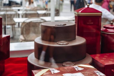 Viyana, Avusturya - 5 Ağustos 2024: Viyana 'daki Cafe Sacher' daki ünlü Sacher keki
