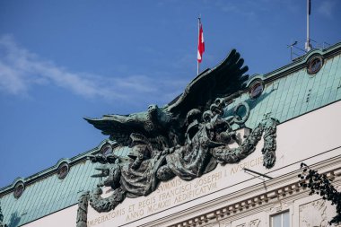 Viyana, Avusturya - 5 Ağustos 2024: Viyana 'daki hükümet binasının cephesinde çift başlı kartal
